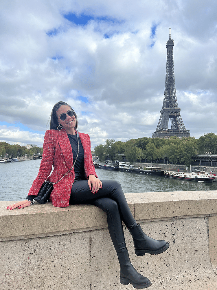 Romane Lacroix à coté de la Tour Eiffel