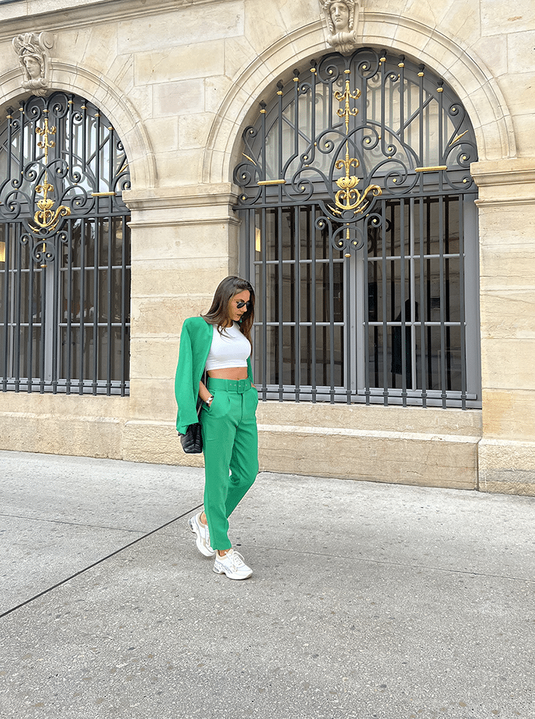 Romane Lacroix en balade dans la rue